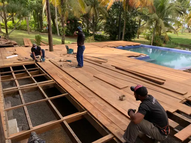 Equipe da Bedrock assentando as réguas de madeira do deck no Condomínio Txai