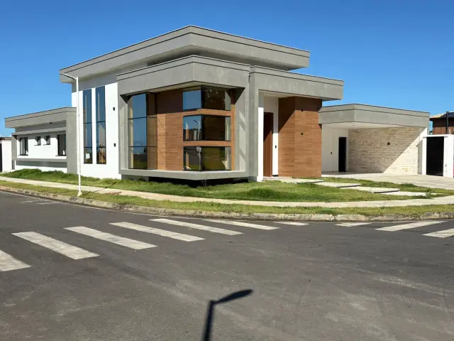 Fachada da Residência Alphapark, casa térrea de alto padrão construída pela Bedrock em Ilhéus