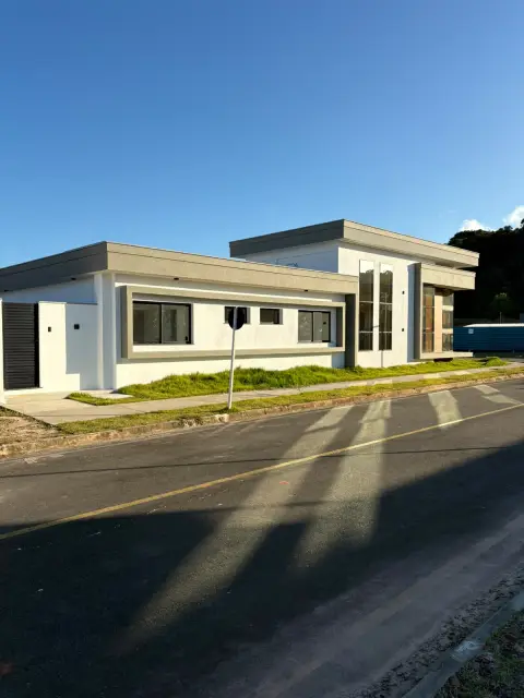 Vista frontal da Residência Alphapark, casa térrea com linhas retas