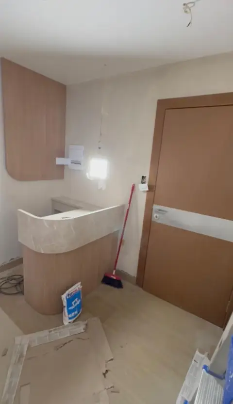 Recepção com balcão instalado na fase final da obra