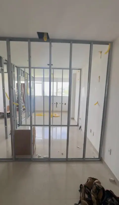 Montantes metálicos do drywall dividindo o vão da sala comercial no Edifício Premier