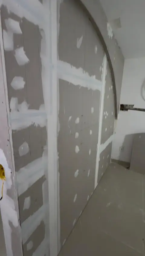 Placas de drywall com fita e massa nas juntas na sala comercial em Ilhéus