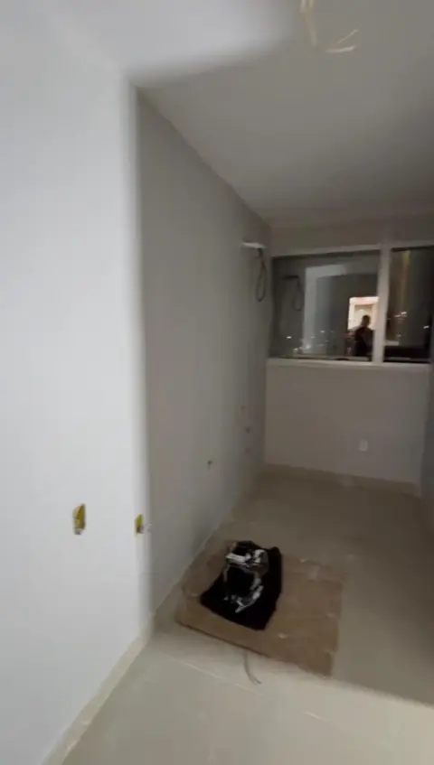 Estações em obra: drywall sem pintura e pontos elétricos abertos