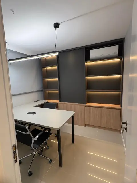 Sala de reunião com estante iluminada no Edifício Premier, em Ilhéus