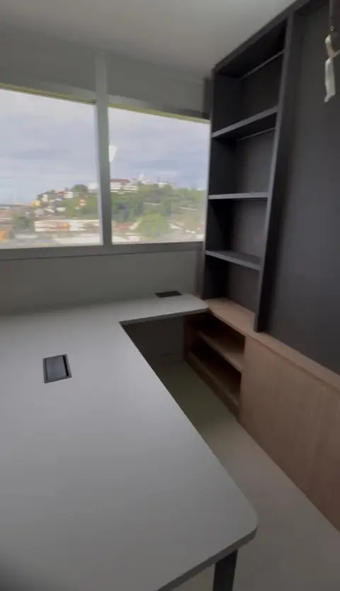 Sala de reunião em obra: marcenaria em montagem, sem iluminação
