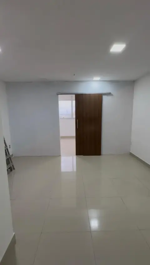 Sala comercial vazia no Edifício Premier, sem divisórias, antes da reforma